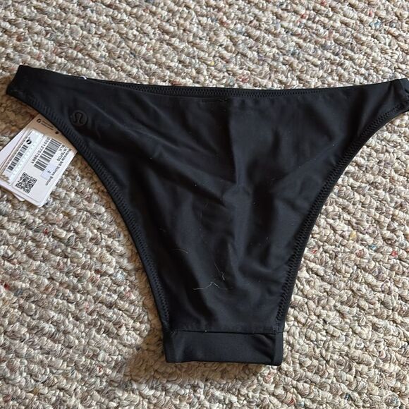 Lululemon Washing Waves Mid Rise Skimpy Bottom
Black- Size 4 - Picture 6 of 7